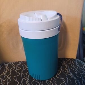 VTG Rubbermaid 1/2 gal 64 oz teal blue jug (052224A).